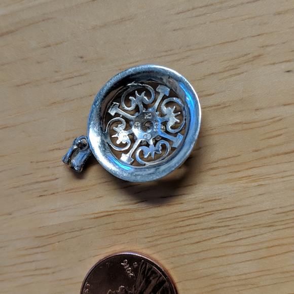 ❗️TAKING OFFERS❗️Dainty Sparkly Pendant - Picture 3 of 3